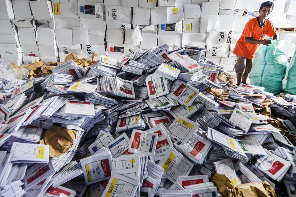 Pekerja membongkar surat suara di gudang Komisi Pemilihan Umum (KPU) Kabupaten Ciamis, Jawa Barat, Senin (23/12/2019). Sebanyak 4,8 juta surat suara yang digunakan pada Pemilu 2019 dilelang di Kantor Pelayanan Kekayaan Negara dan Lelang (KPKNL) dan nantin