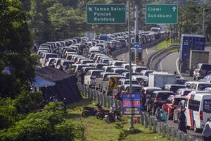 KEMACETAN ARUS LALU LINTAS LIBUR NATAL 2019 DI PUNCAK