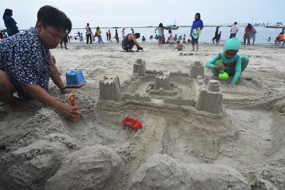 Pengunjung bermain di Pantai Carnaval Ancol, Jakarta, Rabu (25/12/2019). Berdasarkan data pengelola Taman Impian Jaya Ancol hingga pukul 17.00 WIB hari Rabu (25/12/2019) jumlah pengunjung Ancol pada Hari Raya Natal mencapai 54.438 orang atau meningkat 30 