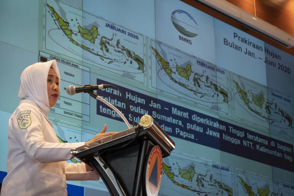 Kepala Badan Meteorologi, Klimatologi dan Geofisika (BMKG) Dwikorita Karnawati menyampaikan paparan dalam Refleksi Bencana 2019 dan Proyeksi Bencana 2020 di Kantor Badan Nasional Penanggulangan Bencana (BNPB), Jakarta, Senin (30/12/2019). BNPB melaporkan 