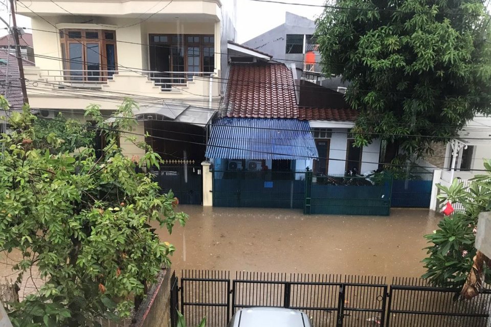 Banjir di wilayah Perumahan Alfa Indah, Kembangan, Jakarta Barat pada Rabu (1/1).