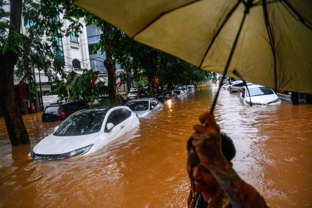 Sejumlah mobil terendam banjir di Jalan Kemang Raya, Jakarta Selatan, Rabu (1/1/2020). Hujan deras yang mengguyur DKI Jakarta membuat sejumlah wilayah di Ibu Kota terendam banjir.