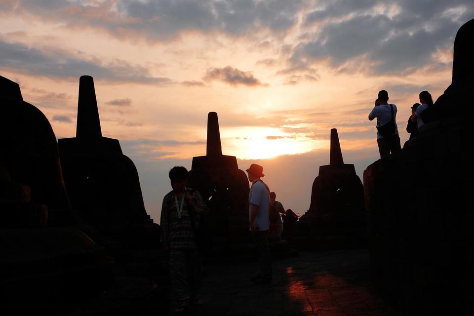 Wisatawan menyaksikan matahari terbit di Candi Borobudur. Taman Wisata Candi Borobudur, Prambanan & Ratu Boko menyiapkan protokol kesehatan berupa pemberian stiker saat kawasan candi dibuka awal Juni nanti.