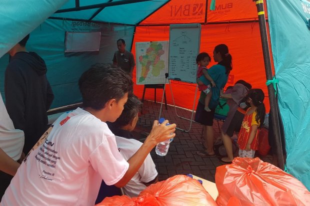 Salah satu Posko Bantuan yang didirikan untuk membantu korban banjir di bawah koordinasi Posko Kementerian BUMN. Salah satu posko ini terdapat di Kantor Cabang Utama Bekasi, Jawa Barat. 