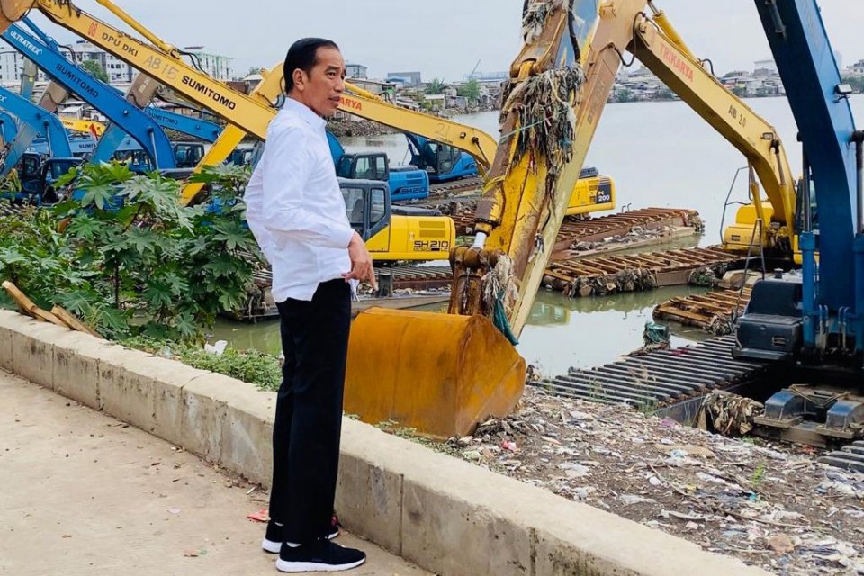 Presiden Jokowi melihat-lihat peralatan di Waduk Pluit, Jakarta, Utara, saat mendadak mengunjungi waduk tersebut Jumat (3/1/2020)