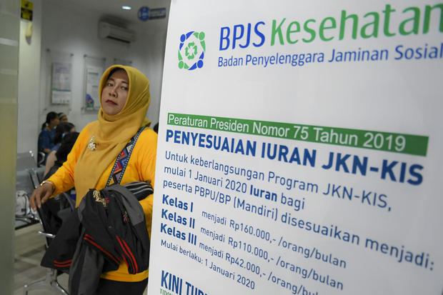 Warga meninggalkan Kantor Badan Penyelenggara Jaminan Sosial (BPJS) Kesehatan Jakarta Pusat, Jumat (3/1/2020). Pemerintah resmi menaikkan iuran BPJS Kesehatan Peserta Bukan Penerima Upah (PBPU) dan peserta bukan pekerja yakni dari sebelumnya Rp80.000 menj