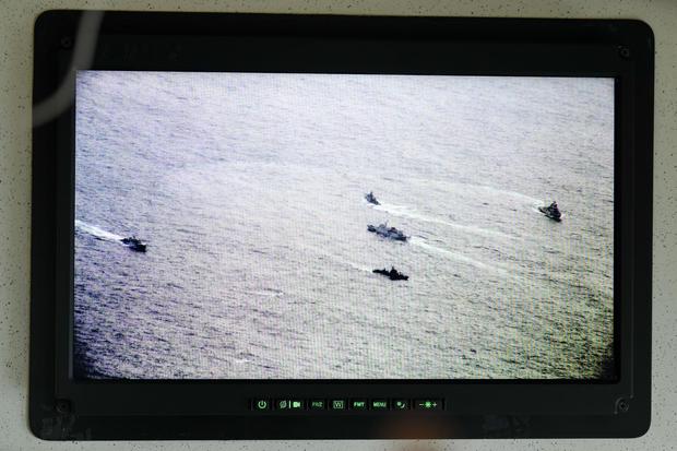 Pergerakan Kapal Perang RI dan kapal Coast Guard China terlihat melalui layar yang tersambung kamera intai dari Pesawat Boeing 737 Intai Strategis AI-7301 Skadron Udara 5 Wing 5 TNI AU Lanud Sultan Hasanudin Makassar di Laut Natuna, Sabtu (4/1/2020).