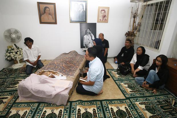 Sejumlah kerabat dan anggota keluarga berdoa di dekat jenazah artis Chandra Ariati Dewi (Ria Irawan) di rumah duka Lebak Bulus, Jakarta, Senin (6/1/2020). Ria Irawan meninggal dalam usia 50 tahun karena sakit kanker.