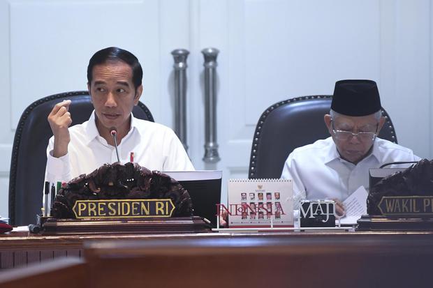Presiden Joko Widodo (kiri) didampingi Wakil Presiden Ma'ruf Amin (kanan) memimpin rapat kabinet terbatas di Kantor Presiden, Jakarta, Senin (6/1/2020). Pada rapat kabinet terbatas tersebut presiden mengajukan tiga usulan dalam menuntaskan persoalan masa
