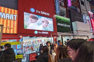 Artis K-Pop di Layar LED di Pasar Myeongdong