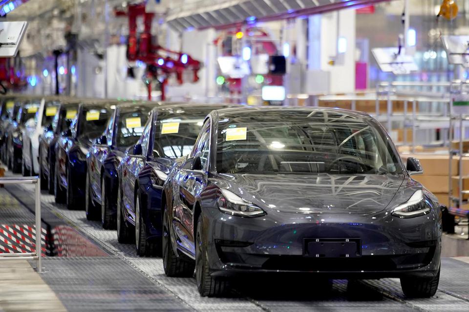 Mobil Tesla Model-3 buatan China terlihat dalam acara pengiriman di pabriknya di Shanghai, China, Selasa (7/1/2020).