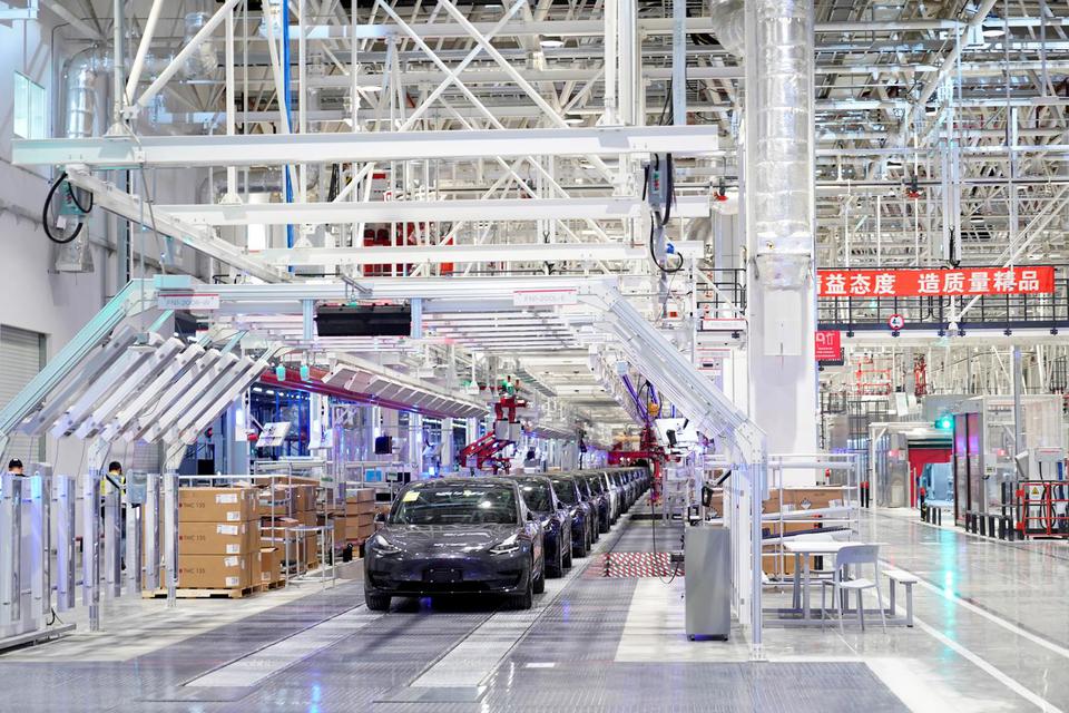Mobil Tesla Model-3 buatan China terlihat saat acara pengiriman di pabriknya di Shanghai, China, Selasa (7/1/2020).
