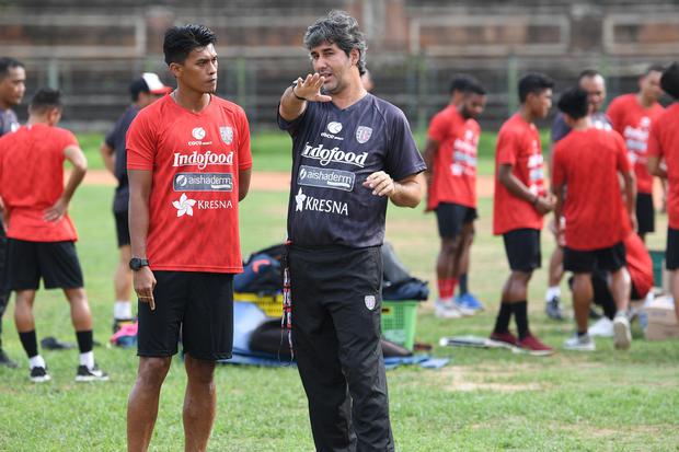 Pesepak bola Bali United, Lerby Eliandry (kiri) mendapat pengarahan dari Pelatih Stefano Cugurra saat latihan ketahanan fisik di GOR Ngurah Rai, Denpasar, Bali, Rabu (8/1/2020). Klub Bali United melakukan latihan intensif menjelang laga tandang perdananya