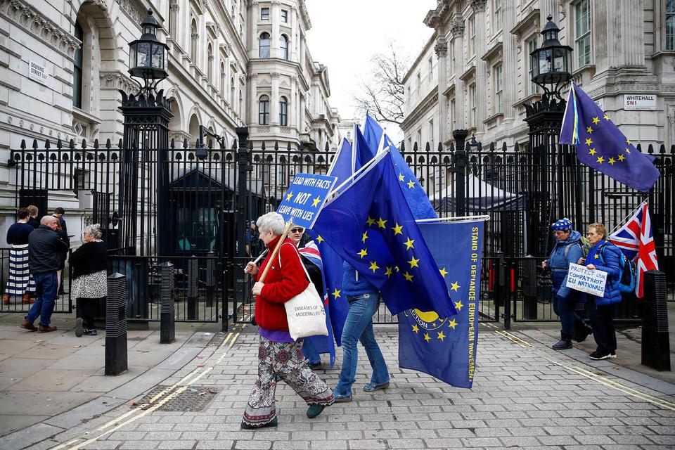 Pengunjuk rasa anti-Brexit berdemo di depan Downing Street di London, Inggris, Rabu (8/1/2020).