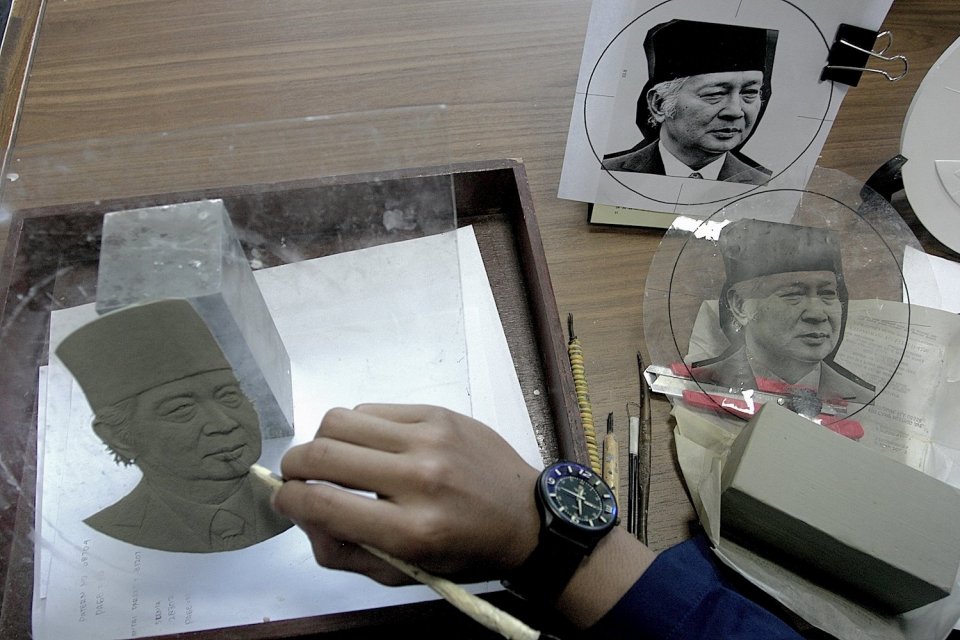 Proses pembuatan desain uang kertas dan koin di Pusat Produksi Perusahaan Uang Negara, Karawang, Jawa Barat, Senin, (06/04/2014). 