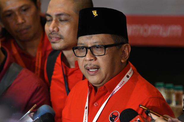 Sekjen Partai Demokrasi Indonesia Perjuangan (PDIP) Hasto Kristiyanto menjawab pertanyaan wartawan di sela Rapat Kerja Nasional (Rakernas) I PDIP di Jakarta, Jumat (10/1/2020). 