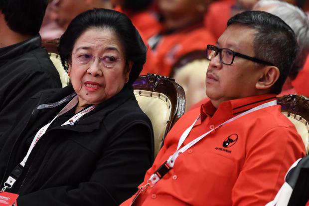 Ketua Umum Partai Demokrasi Indonesia Perjuangan (PDIP) Megawati Soekarnoputri (kiri) berbincang dengan Sekjen PDIP Hasto Kristiyanto di Jakarta, Minggu (12/1/2020). 