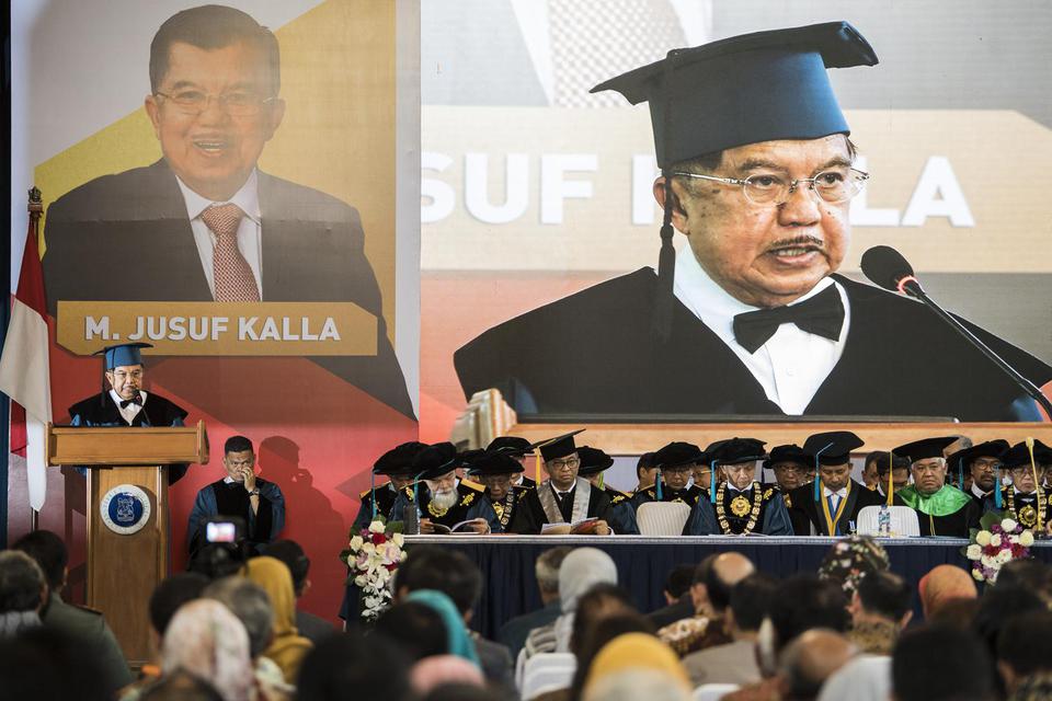 Mantan Wakil Presiden Jusuf Kalla menyampaikan pidato ilmiah saat penganugerahan Doktor Honoris Causa (HC) di Institut Teknologi Bandung (ITB), Bandung, Jawa Barat, Senin (13/1/2020). Pemberian gelar kepada Jusuf Kalla tersebut terkait inovasi yang telah 