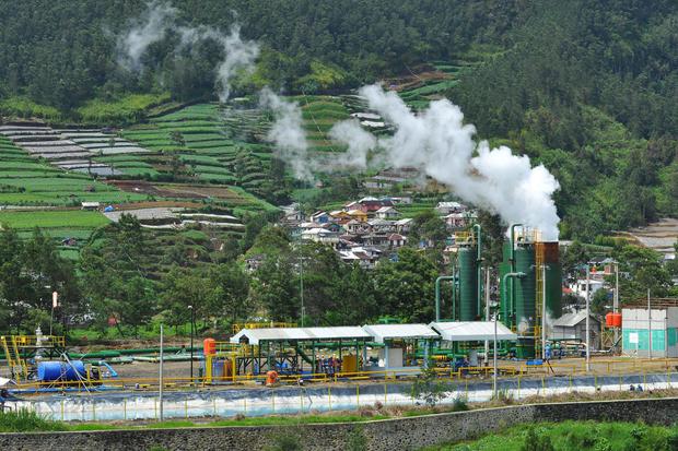 Instalasi sumur geothermal atau panas bumi milik PT Geo Dipa Energi di dataran tinggi Dieng Desa Pranten, Bawang, Batang, Jawa Tengah, Senin (13/1/2020). Sejak pertengahan tahun 2019, PT Geo Dipa Energi (Persero) mulai pembangunan fisik Pembangkit Listrik