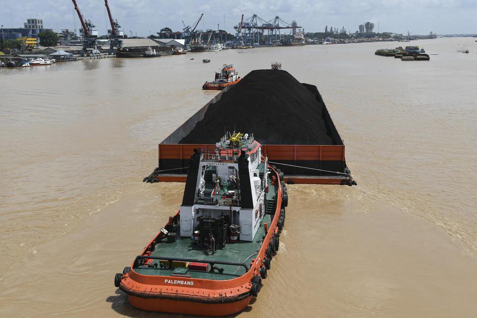 Ilustrasi, kapal tongkang pengangkut batu bara. Pemerintah menolak permohonan relaksasi royalti batu bara dari pengusaha tambang karena jika dipenuhi makin mengurangi PNBP minerba.