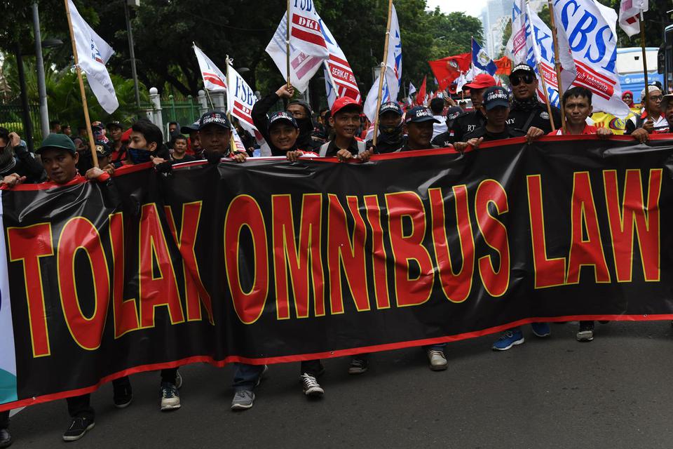 Sejumlah pengunjuk rasa dari sejumlah organisasi buruh melakukan aksi damai menolak Omnibus Law' RUU Cipta Lapangan Kerja di Jalan Merdeka Barat, Jakarta, Rabu (15/1/2020). Mereka menolak 'Omnibus Law' RUU Cipta Lapangan Kerja karena dinilai tidak berp