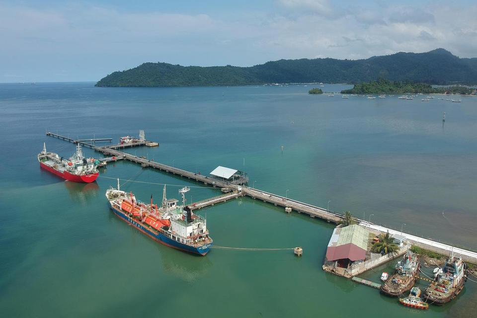 Sejumlah kapal pengangkut BBM berada di Dermaga Terminal Bahan Bakar Minyak (TBBM), Bungus Teluk Kabung, Padang, Sumatera Barat, Rabu (15/1/2020). Data PT Pertamina MOR I, Intergrated Terminal Teluk Kabung mengimplementasikan Biodiesel 30 persen (B30) den