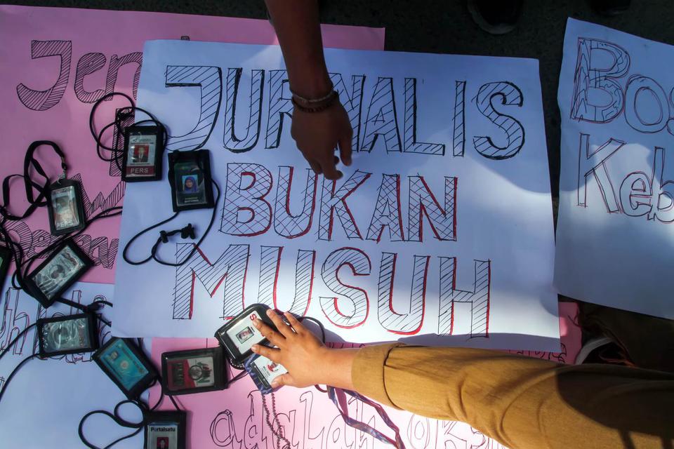 Sejumlah wartawan mengumpulkan kartu Pers ketika berunjuk rasa sebagai aksi solidaritas atas tindak kekerasan terhadap jurnalis akibat pemberitaan, di Lhokseumawe, Aceh.