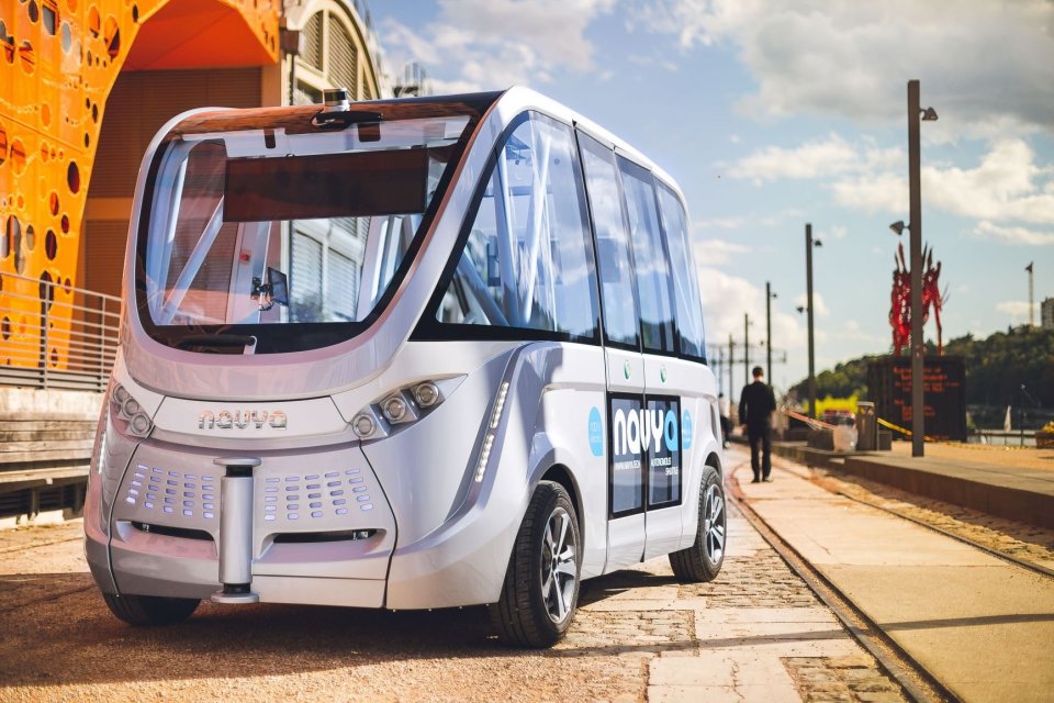 Navya, perusahaan asal Prancis, memproduksi bus tanpa awak (driverless bus/autonomous shuttle) yang sudah digunakan di beberapa negara, antara lain Jepang dan Singapura.