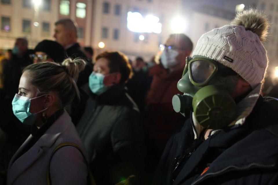 Seorang demonstran menggunakan masker gas saat aksi protes atas kurangnya langkah-langkah mengatasi polusi udara berat di Tuzla, Bosnia and Herzegovina, Rabu (15/1/2020).