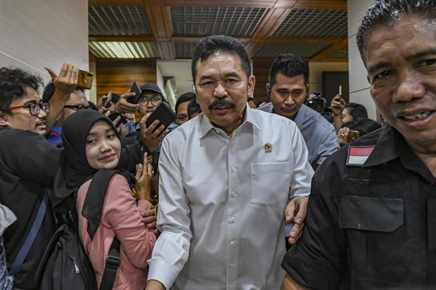 Jaksa Agung Burhanuddin berjalan usai menghadiri rapat kerja dengan Komisi III DPR di komplek Parlemen, Jakarta, Kamis (16/1/2020). Dalam rapat kerja tersebut Jaksa Agung dan Komisi III membahas soal kasus Jiwasraya.