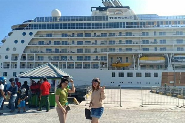 Kapal pesiar MV The World saat singgah di Pelabuhan Biak, Minggu (19/1).