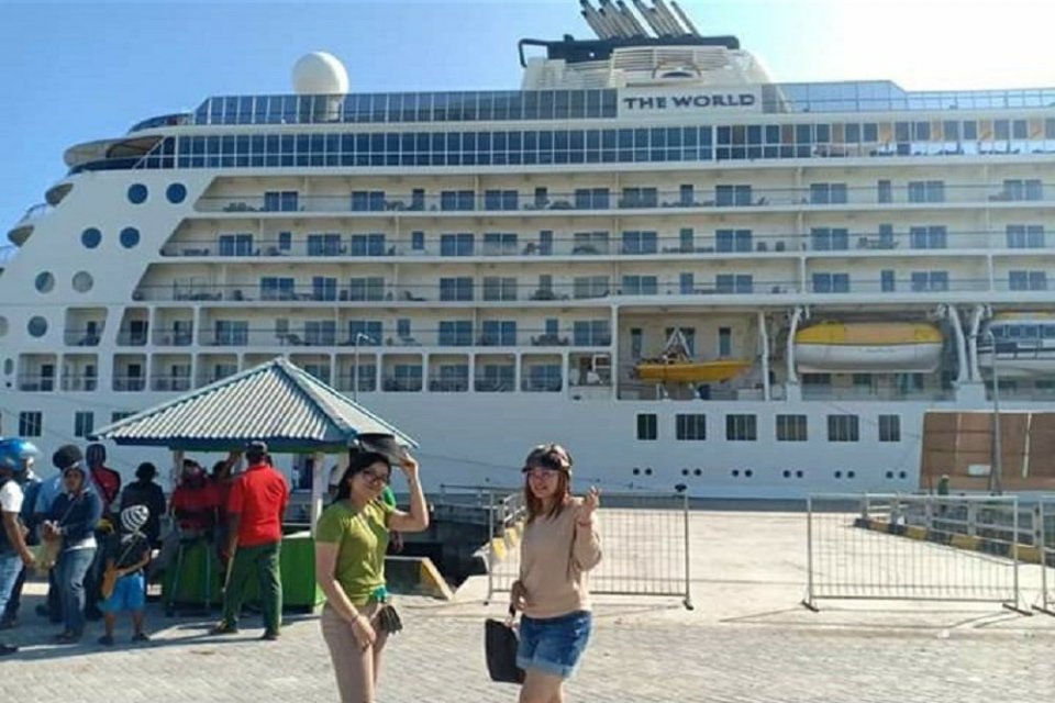 Kapal pesiar MV The World saat singgah di Pelabuhan Biak, Minggu (19/1).