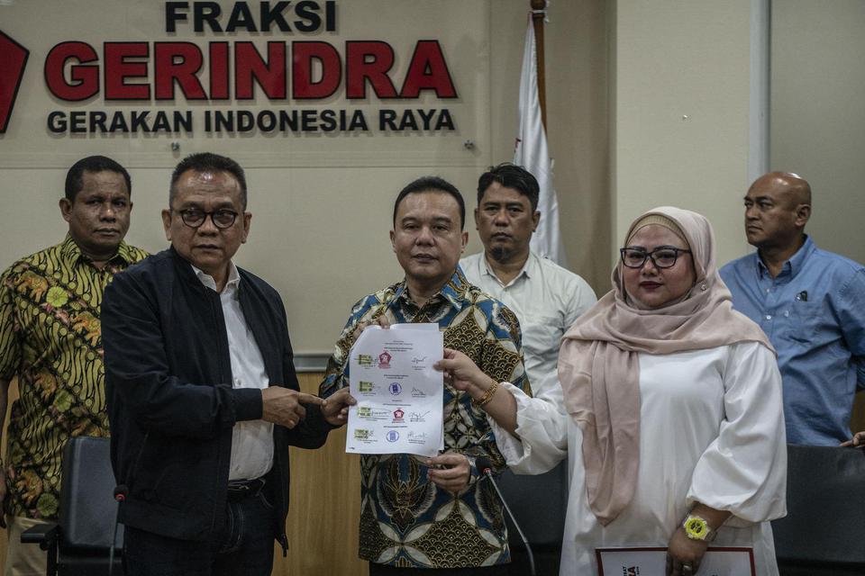 Ketua DPD Gerindra DKI Jakarta Muhammad Taufik (kiri) bersama Waketum DPP Gerindra Sufmi Dasco Ahmad (tengah), dan Ketua Fraksi Gerindra DPRD DKI Jakarta Rany Maulani (kanan), di Kantor Fraksi Gerindra DPRD DKI Jakarta, Senin (20/1/2020).