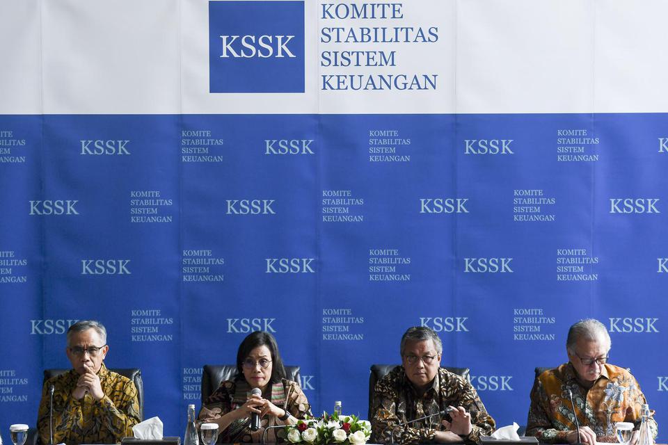 Menteri Keuangan Sri Mulyani Indrawati (kedua kiri) didampingi Gubernur Bank Indonesia (BI) Perry Warjiyo (kedua kanan), Ketua Dewan Komisioner Otoritas Jasa Keuangan (OJK) Wimboh Santoso (kiri) dan Ketua Dewan Komisioner Lembaga Penjamin Simpanan (LPS) H