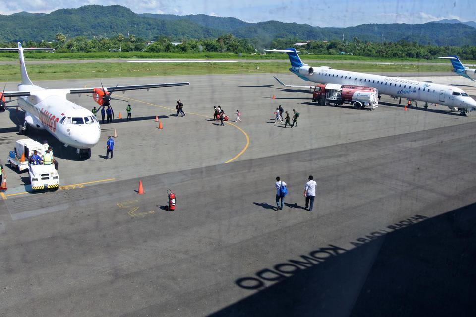 Sejumlah calon penumpang berjalan menuju pesawat di Bandar Udara Komodo di Labuan Bajo, Manggarai Barat, NTT, Rabu (22/1/2020). Menteri Perhubungan Budi Karya Sumadi menargetkan perpanjangan landasan pacu atau "runway" Bandara Komodo dari semula 2.250 m