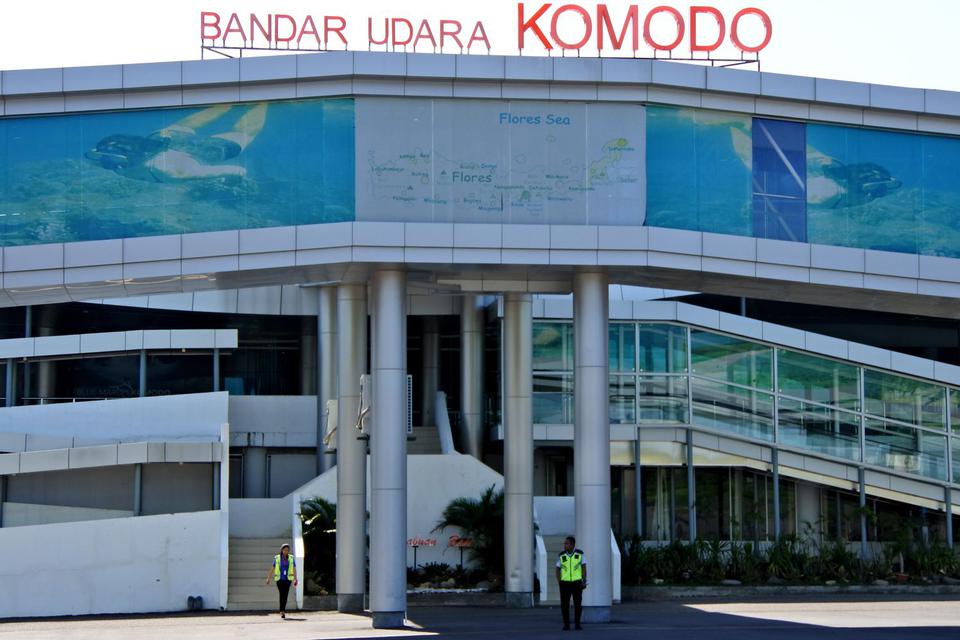 Petugas beraktivitas di Bandar Udara Komodo di Labuan Bajo, Manggarai Barat, NTT, Rabu (22/1/2020). Menteri Perhubungan Budi Karya Sumadi menargetkan perpanjangan landasan pacu atau "runway" Bandara Komodo dari semula 2.250 meter menjadi 2.750 meter se