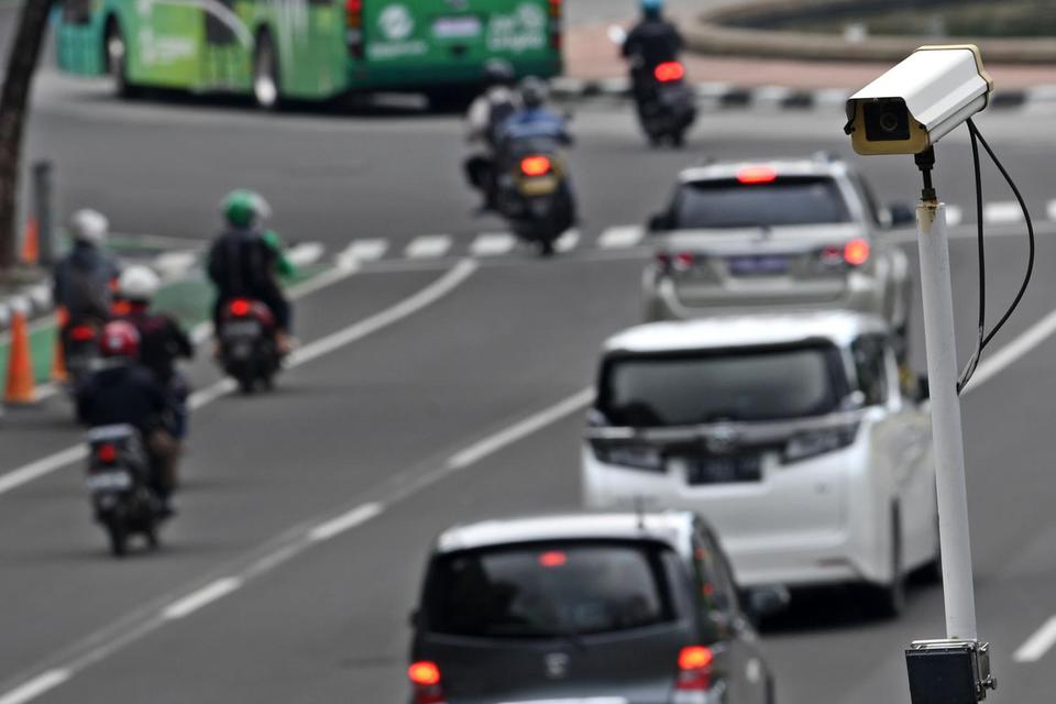 Kamera pengawas atau 'closed circuit television' (CCTV) terpasang di Jalan MH Thamrin, Jakarta, Kamis (23/1/2020). Direktorat Lalu Lintas Polda Metro Jaya akan menerapkan tilang elektronik atau 'electronic traffic law enforcement' (ETLE) untuk pengend