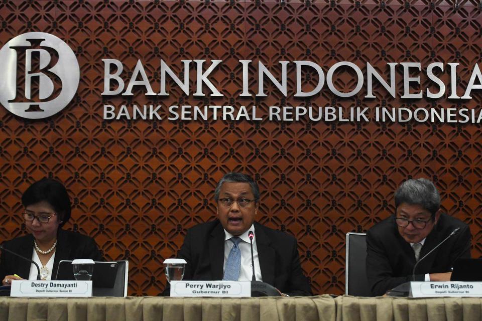 Gubernur Bank Indonesia Perry Warjiyo (tengah) didampingi Deputi Gubernur Senior Destry Damayanti (kiri) dan Deputi Gubernur Erwin Rijanto (kanan) memberikan keterangan pers hasil rapat dewan gubernur BI bulan Januari 2020 di Jakarta, Kamis (23/1/2020). B