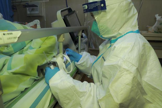 Seorang staf medis merawat seorang pasien dengan pneumonia yang disebabkan oleh virus corona baru di Rumah Sakit Zhongnan Universitas Wuhan, di Wuhan, provinsi Hubei, China, Rabu (22/1/2020). Foto diambil tanggal 22 Januari 2020.