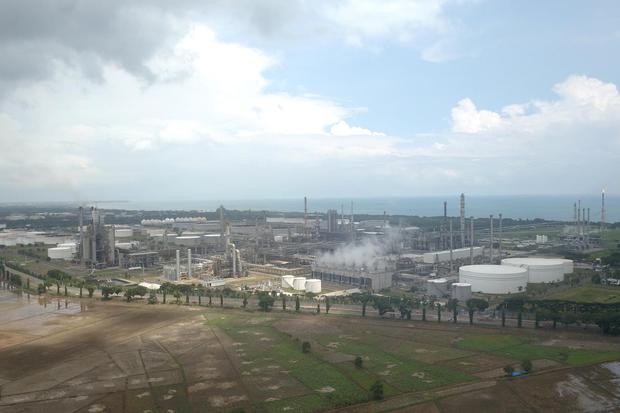 Foto udara kawasan Kilang RU VI Balongan, Indramayu, Jawa Barat, Jumat (24/1/2020). PT Pertamina (Persero) resmi menjalin kerja sama dengan perusahaan minyak asal Abu Dhabi, ADNOC terkait pengembangan Kompleks Kilang Terintegrasi Petrokimia di Balongan.