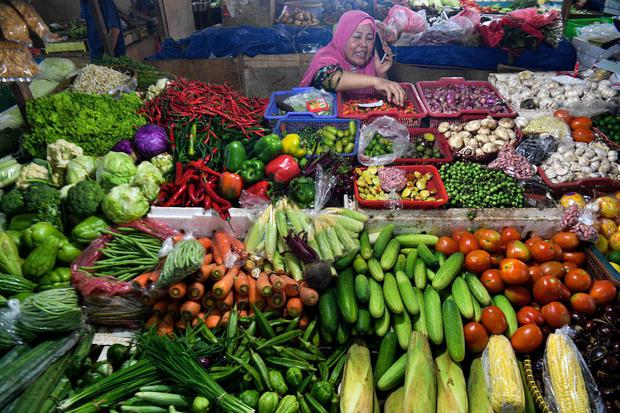 Pedagang menata sayuran yang dijual di Pasar Minggu, Jakarta Selatan, Senin (27/1/2020). 