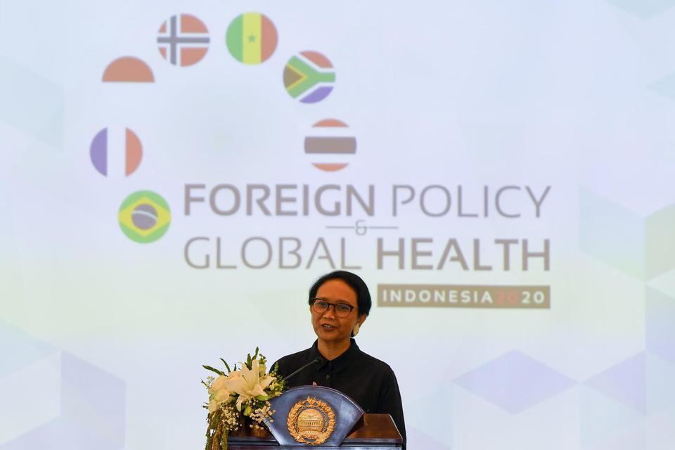 Menteri Luar Negeri Retno LP Marsudi menyampaikan sambutan pada pembukaan forum Kebijakan Luar Negeri dan Kesehatan Global (FPGH) di Kantor Kementerian Luar Negeri, Jakarta, Selasa (28/1/2020). Forum yang berisi tujuh negara anggota, yaitu Indonesia, Bras