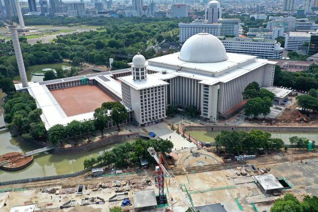 Foto udara renovasi Masjid Istiqlal di Jakarta, Selasa (28/1/2020). Berdasarkan data PT Waskita Karya (Persero) Tbk selaku kontraktor, hingga 28 Januari 2020 renovasi masjid terbesar se-Asia Tenggara itu telah mencapai 70 persen dan akan selesai pada Mare