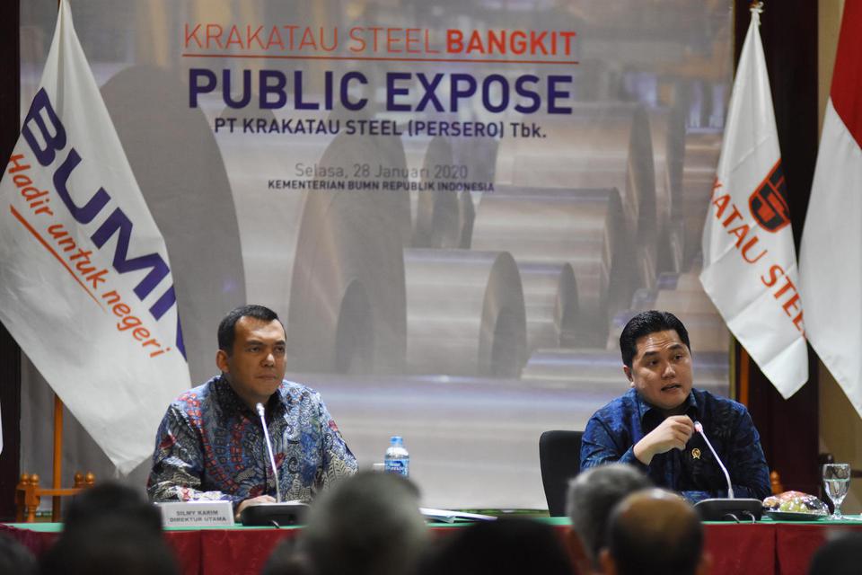 Menteri BUMN Erick Thohir (kanan) bersama Direktur Utama PT Krakatau Steel (Persero) Tbk Silmy Karim (kiri) menyampaikan publix expose Krakatau Steel. Silmy menyebut penjualan saham miliknya murni untuk urusan pribadi dan tidak terkait dengan fundamental 