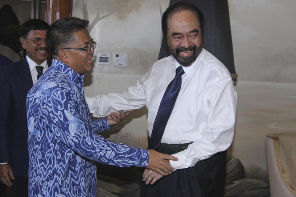 Presiden Partai Keadilan Sejahtera (PKS) Sohibul Iman (kiri) disambut Ketum Partai Nasional Demokrat (Nasdem) Surya Paloh (Kanan) saat pertemuan di DPP Nasdem, Jakarta, Rabu (29/1/2020). Pertemuan tersebut dalam rangka silahturahmi dan kunjungan balasan k
