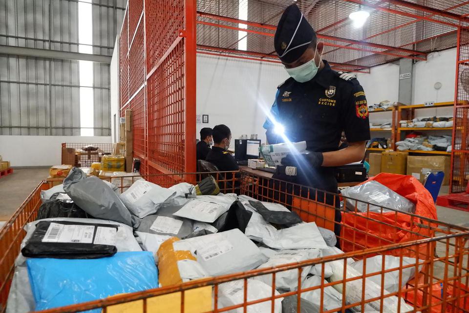 Petugas Bea Cukai Kualanamu mengecek barang kiriman luar negeri di gudang Sentral Pengolahan Pos (SPP) PT Pos Medan-Tanjung Morawa di Kabupaten Deliserdang, Sumatera Utara, Rabu (29/1/2020).