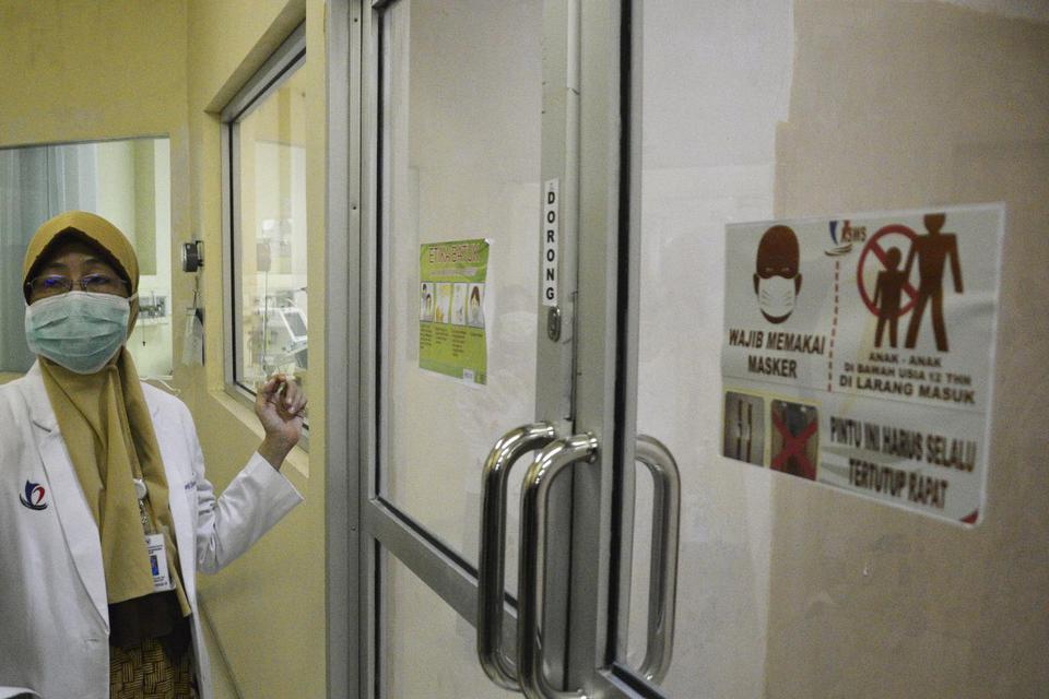 Petugas rumah sakit memperlihatkan ruangan isolasi khusus untuk wabah virus corona di Rumah Sakit Umum Pusat (RSUP) Dr Wahidin Sudirohusodo, Makassar, Sulawesi Selatan, Kamis (30/1/2020). 