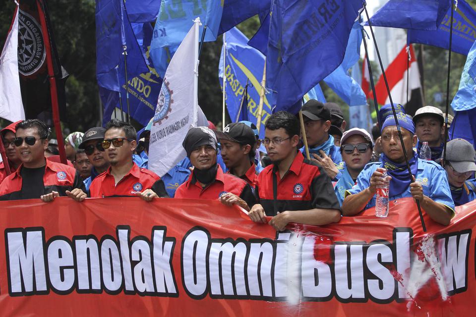 Sejumlah buruh mengikuti aksi unjuk rasa menolak RUU Omnibus Law di Depan Istana Merdeka, Jakarta, Kamis (30/1/2020). Aksi tersebut menolak pengesahan RUU Omnibus Law Cipta Lapangan Kerja sebab isinya dinilai akan merugikan kepentingan kaum buruh dengan m
