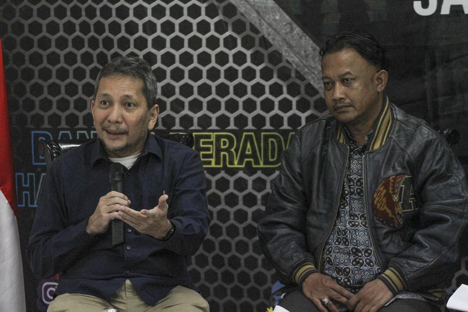 Anggota Ombudsman RI Ahmad Alamsyah Saragih (kiri) bersama Komisioner Komnas HAM Choirul Anam (kanan). Ombudsman RI akan surati Presiden Jokowi terkait 397 komisaris BUMN rangkap jabatan.