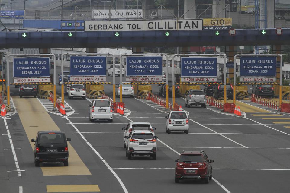 Ilustrasi, Sejumlah kendaraan memasuki gerbang Tol Cililitan, Jakarta, Jumat (31/1/2020).